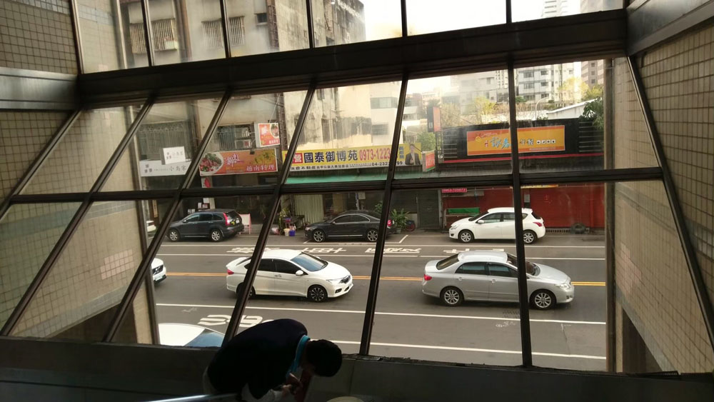 台中英才路外牆玻璃清洗