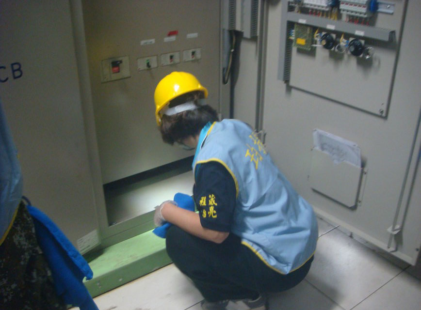科技廠歲修電機盤清潔